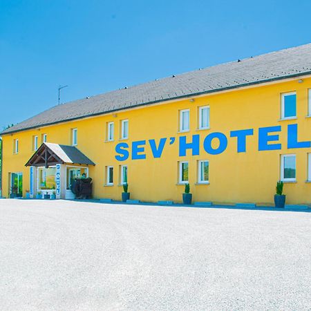 Sev'Hotel Северак-ле-Шато Экстерьер фото